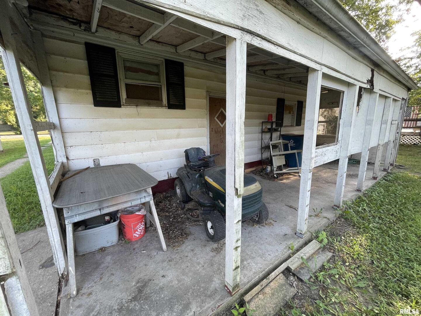 502 East Matthew Street Sesser, IL 62884 - Photo 11 of 18 a view of a room with table and chairs