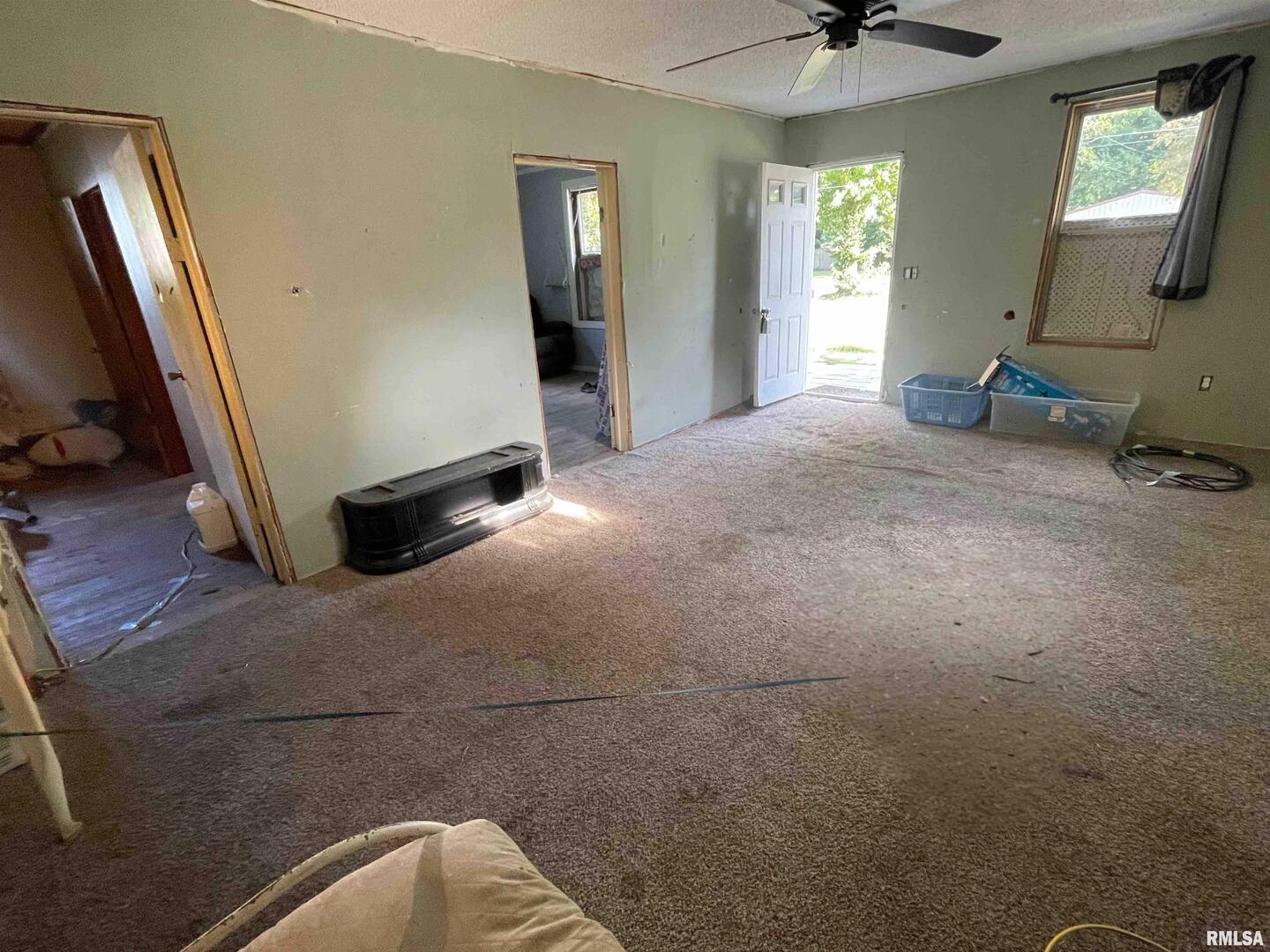 502 East Matthew Street Sesser, IL 62884 - Photo 5 of 18 a livingroom with window and furniture