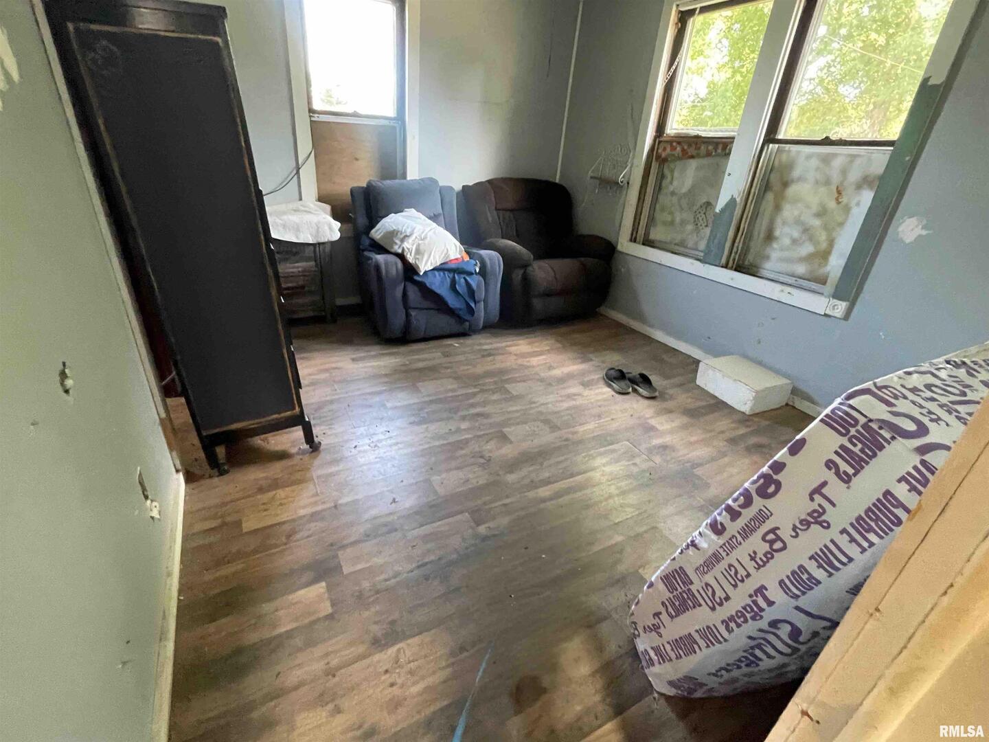 502 East Matthew Street Sesser, IL 62884 - Photo 10 of 18 a living room with furniture and a window