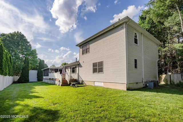 a view of a house with backyard
