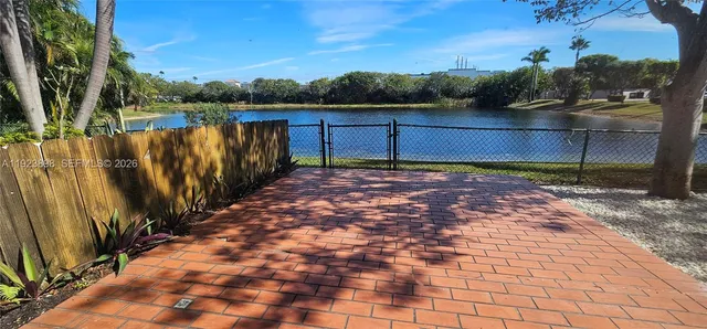 a view of a yard with an tree