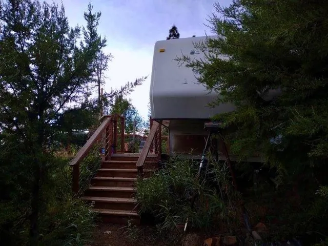 a view of entryway and yard