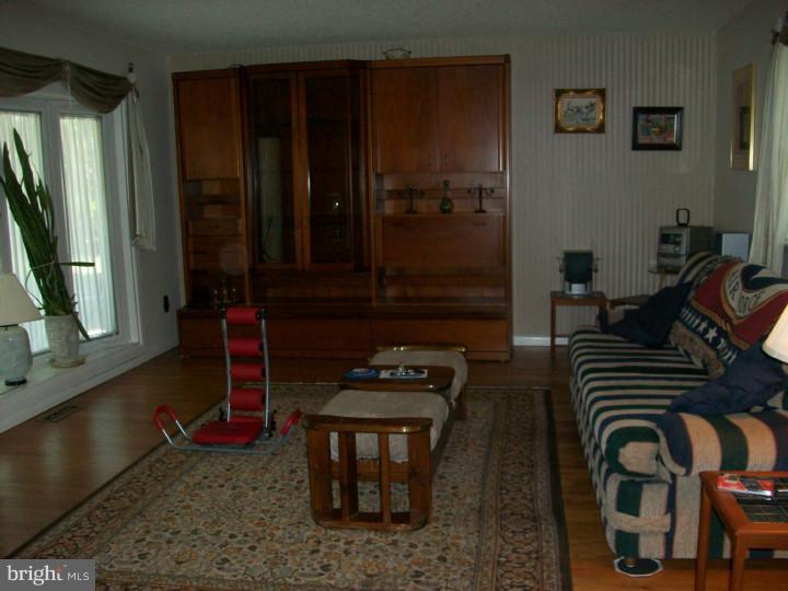 25 Chews Landing Road Lindenwold, NJ 08021 - Photo 15 of 17 Living Room