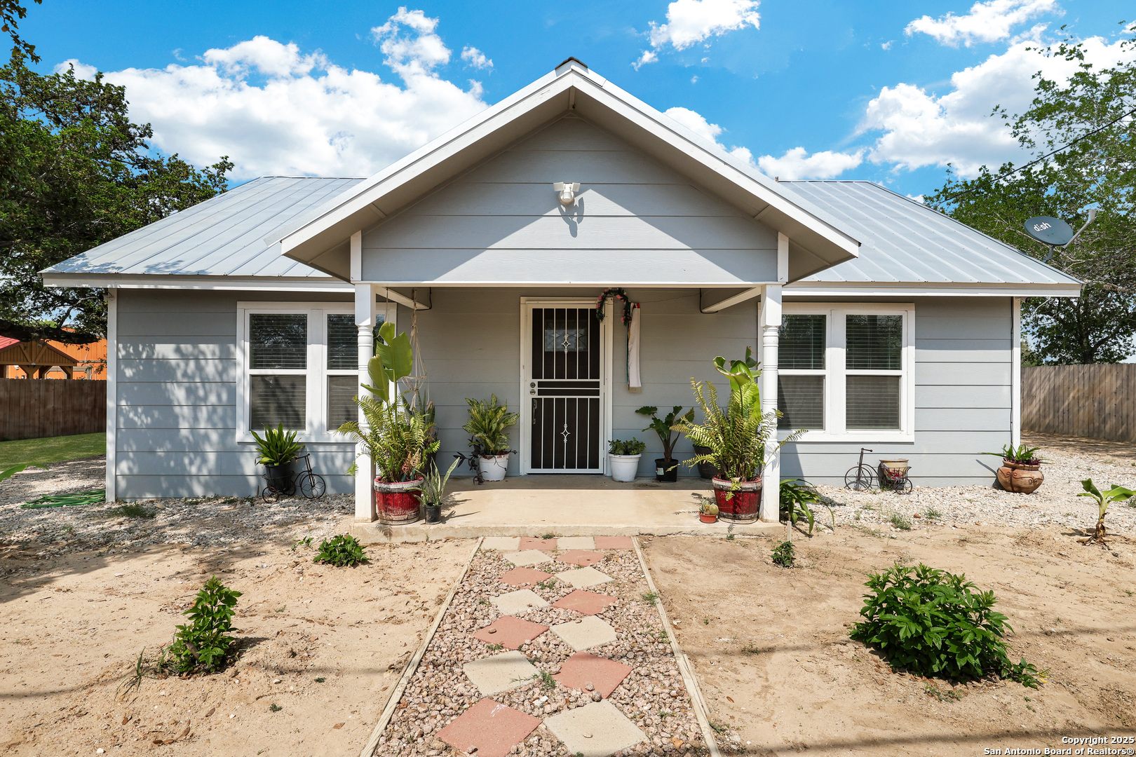 507 Hayden Avenue Devine, TX 78016 - Photo 4 of 26 a front view of a house with a patio