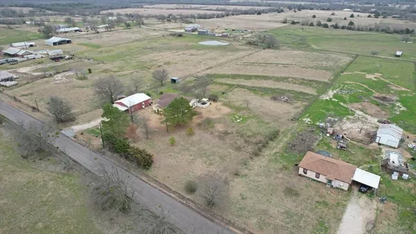 a view of a house with backyard and garden
