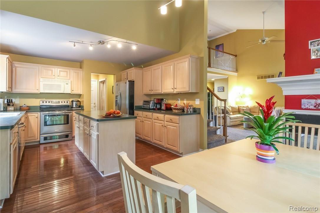 522 Bloomer Ridge Drive Rochester, MI 48307 - Photo 10 of 38 011-Breakfast_Nook-4553173-medium.jpg