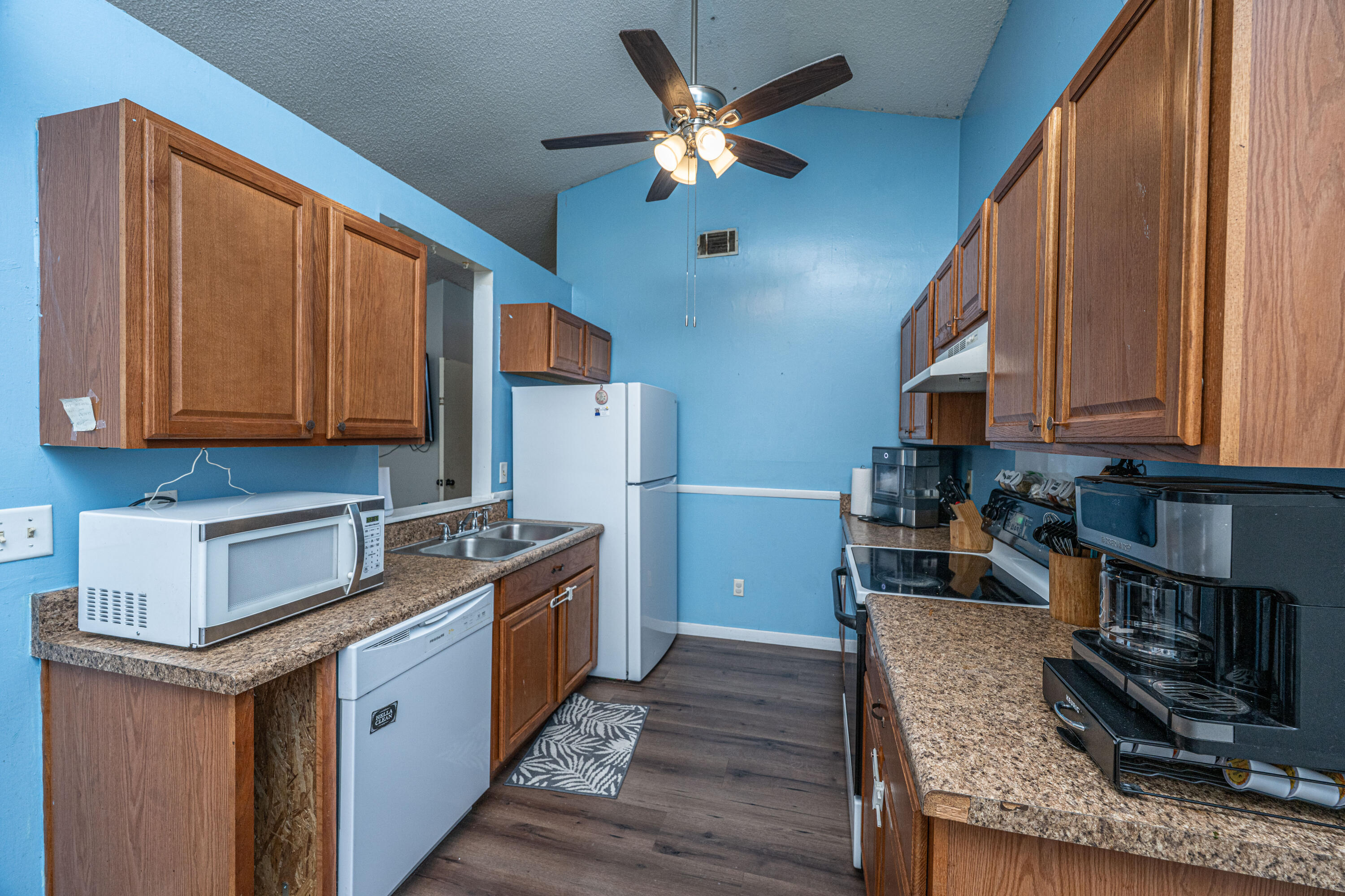 160 Lancashire Road Summerville, SC 29486 - Photo 10 of 23 160LancashireRd18kitchencloseuo