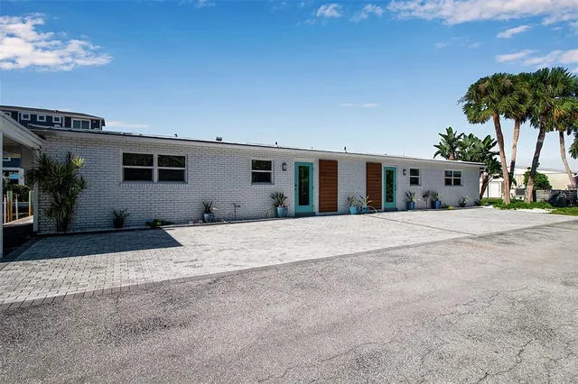 $585,000 | 713 St Judes Drive South, Unit 1, Longboat Key, FL 34228