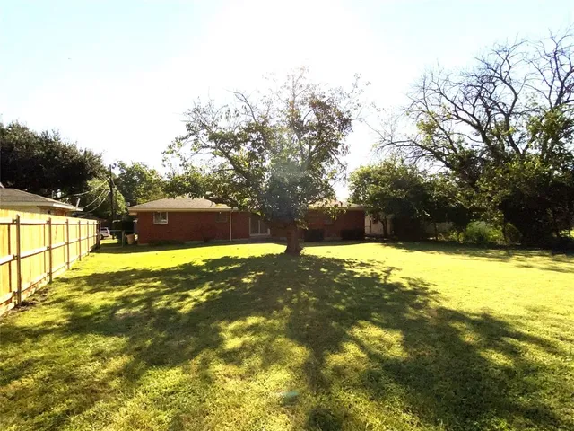 a view of yard with tree
