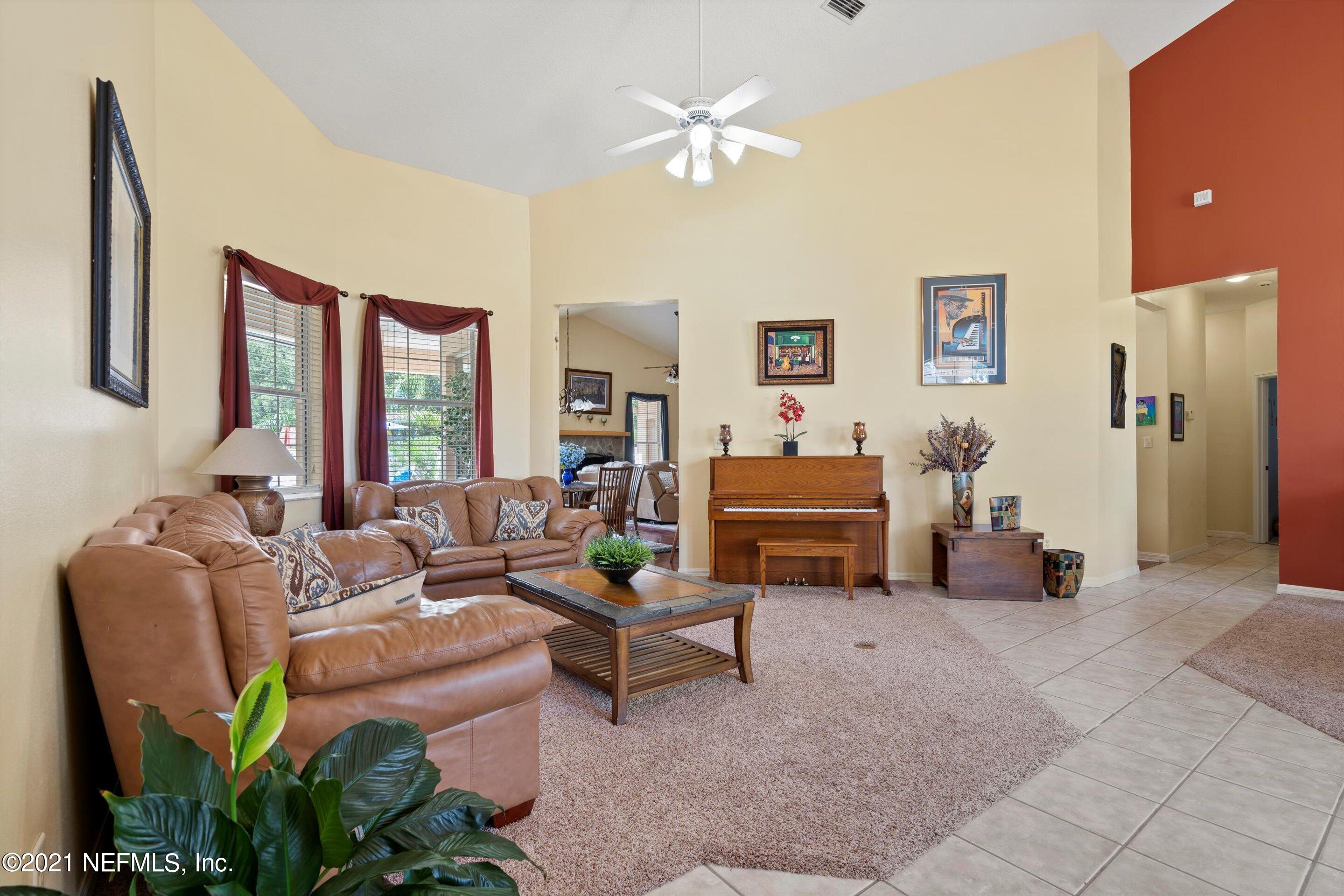 124 Confederate Point Road Palatka, FL 32177 - Photo 10 of 39 Living Room