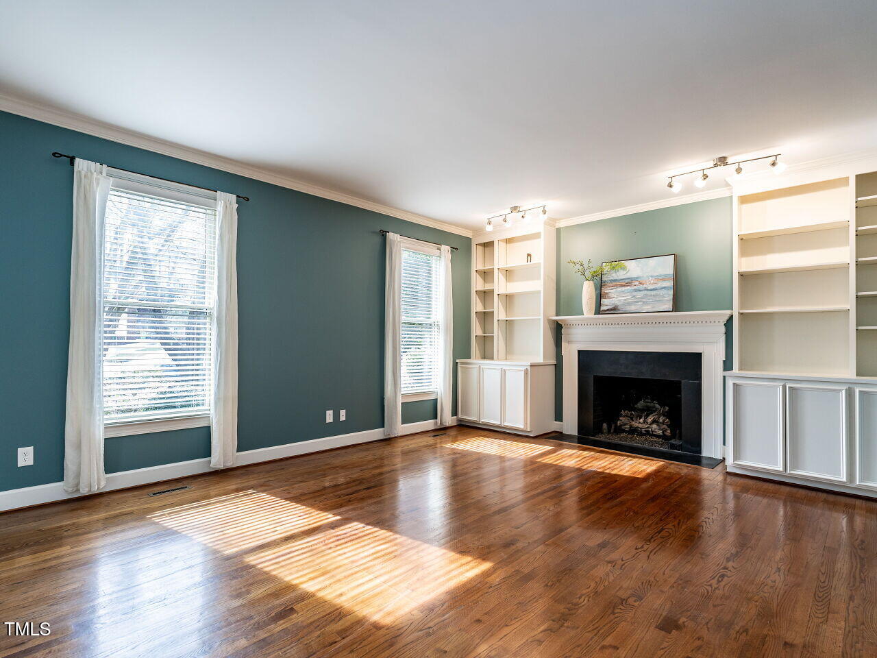 2512 Winterbury Court Raleigh, NC 27607 - Photo 7 of 34 007-1280x960-living-room