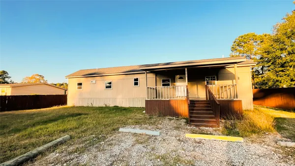 a view of a house with backyard