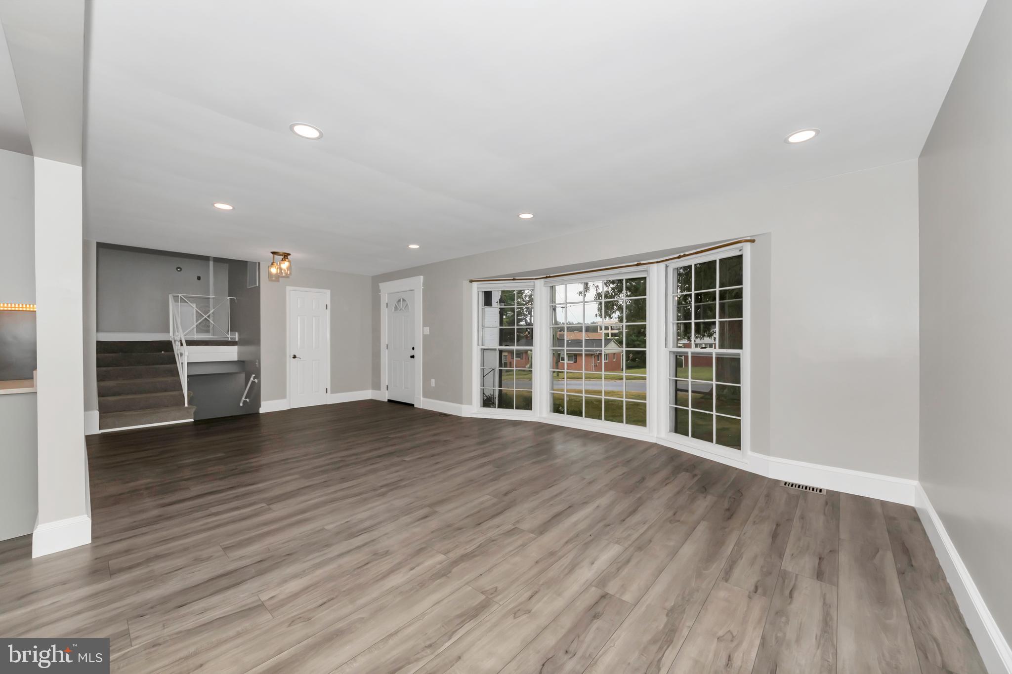 10810 Wheeler Drive Silver Spring, MD 20901 - Photo 7 of 43 Living room