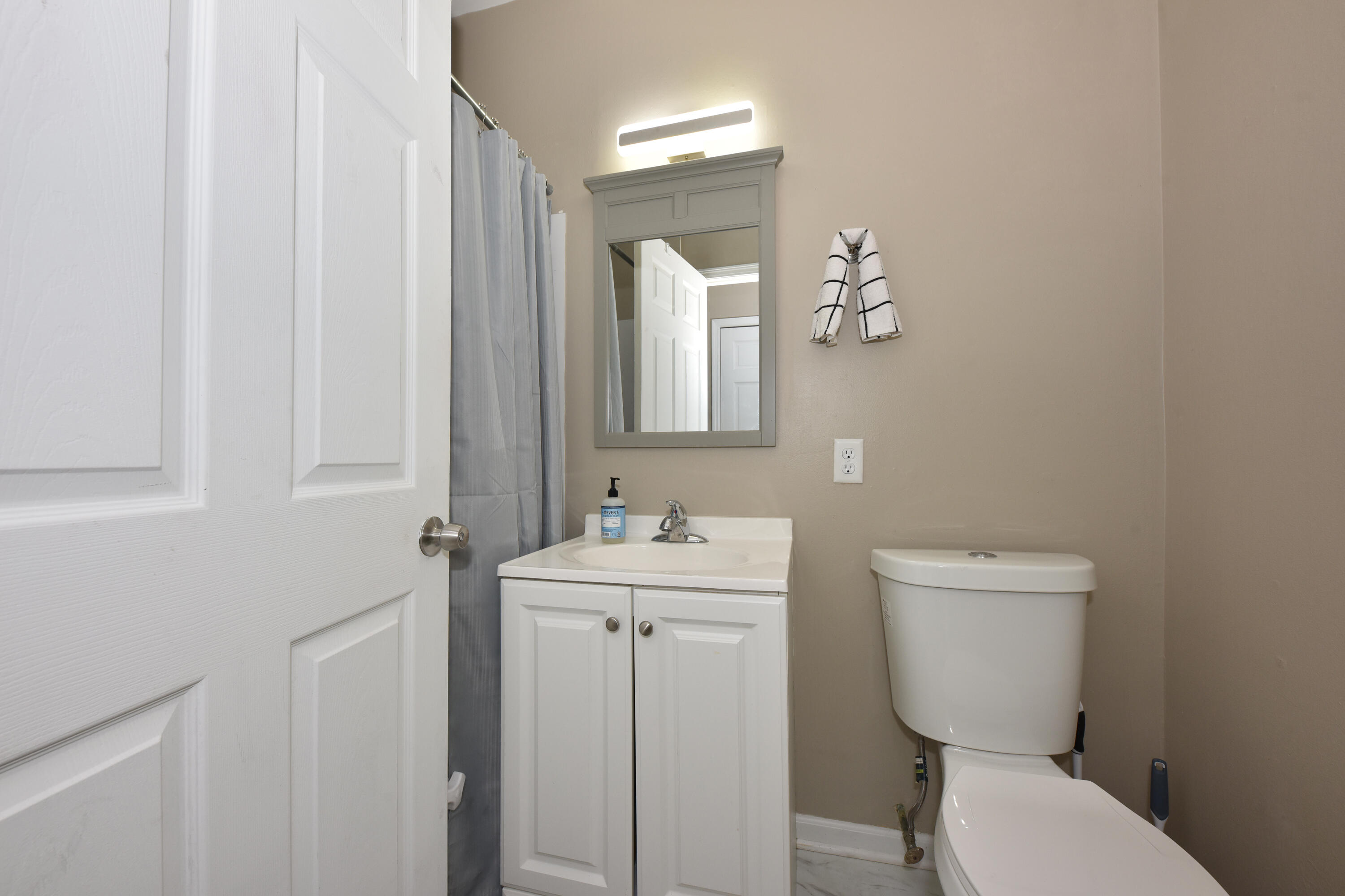 540 South 71st Street Milwaukee, WI 53214 - Photo 14 of 20 Full Bathroom