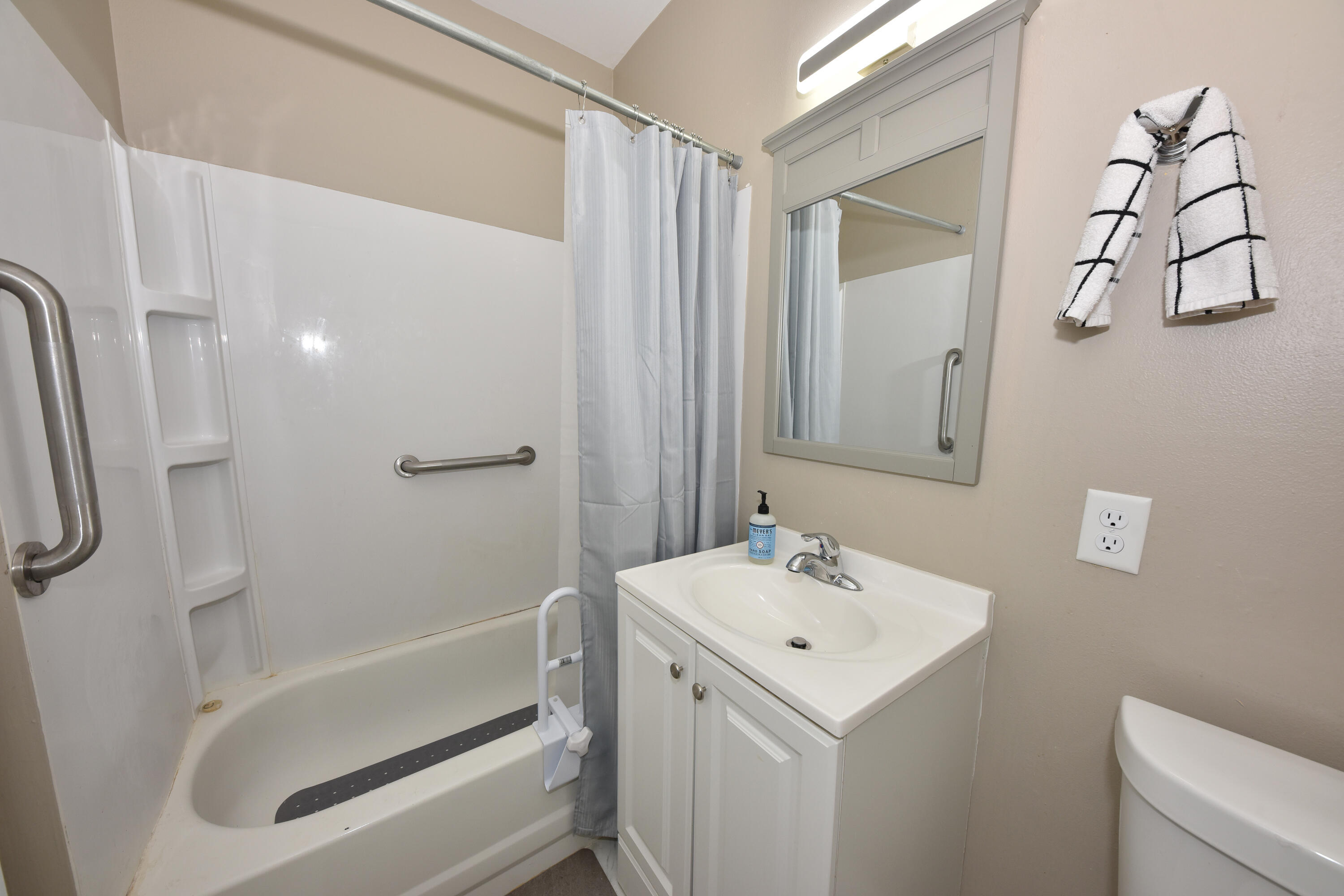 540 South 71st Street Milwaukee, WI 53214 - Photo 15 of 20 Full Bathroom