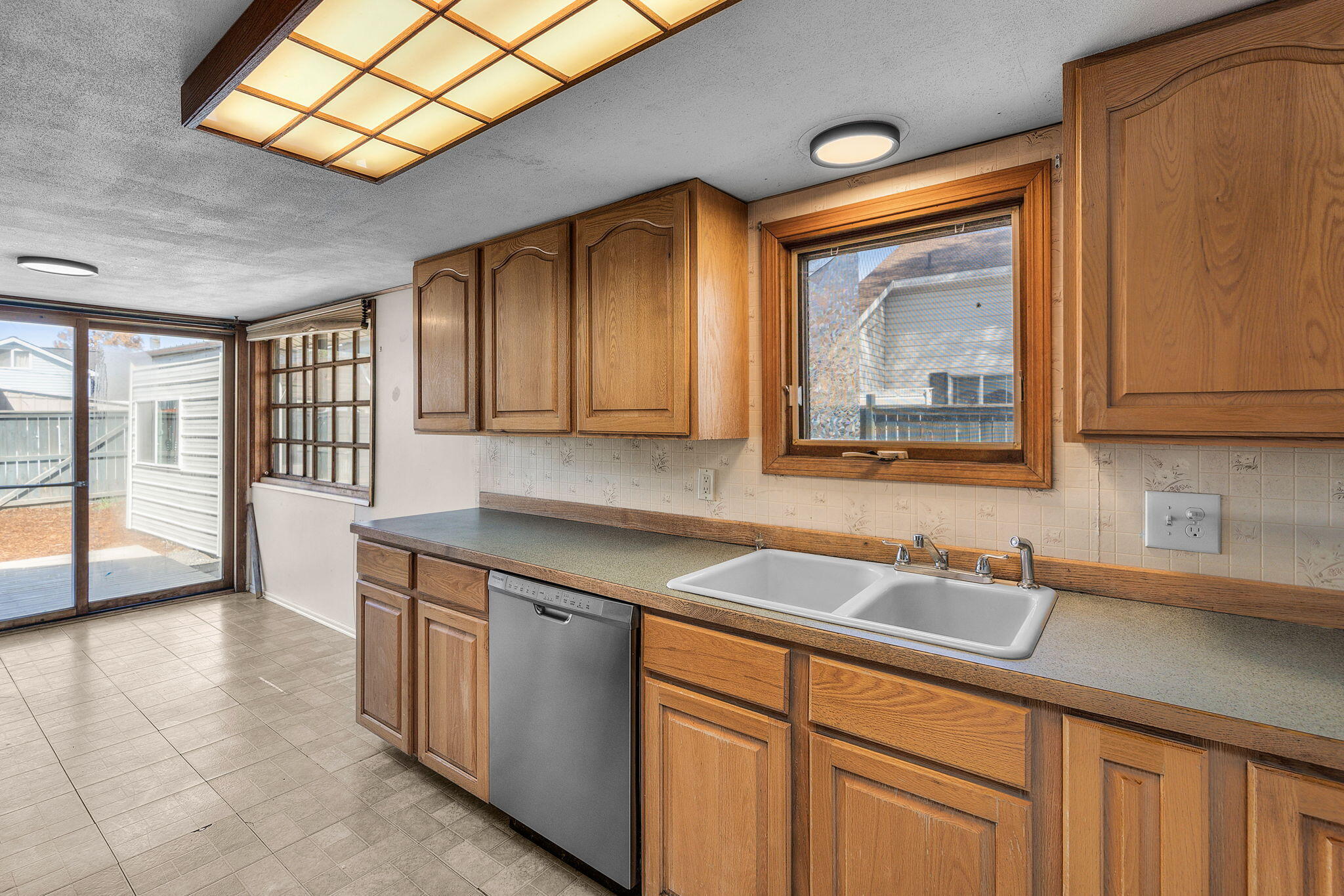 227 Southwest 11th Street Redmond, OR 97756 - Photo 13 of 25 2024_05_03_227_sw_11th_st_rdm-17