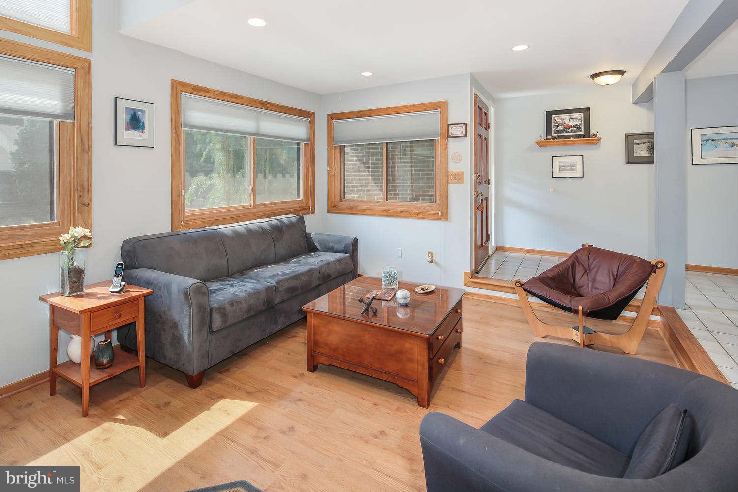 2047 Winged Foot Court Reston, VA 20191 - Photo 3 of 26 Living Room