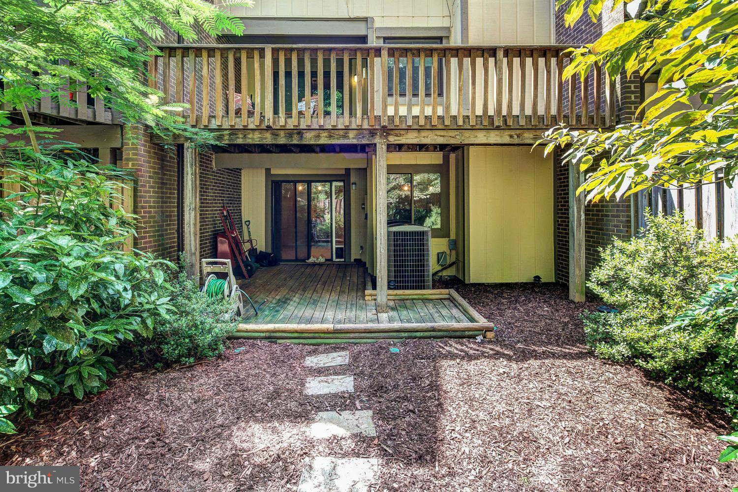 2047 Winged Foot Court Reston, VA 20191 - Photo 23 of 26 Exterior (Rear)