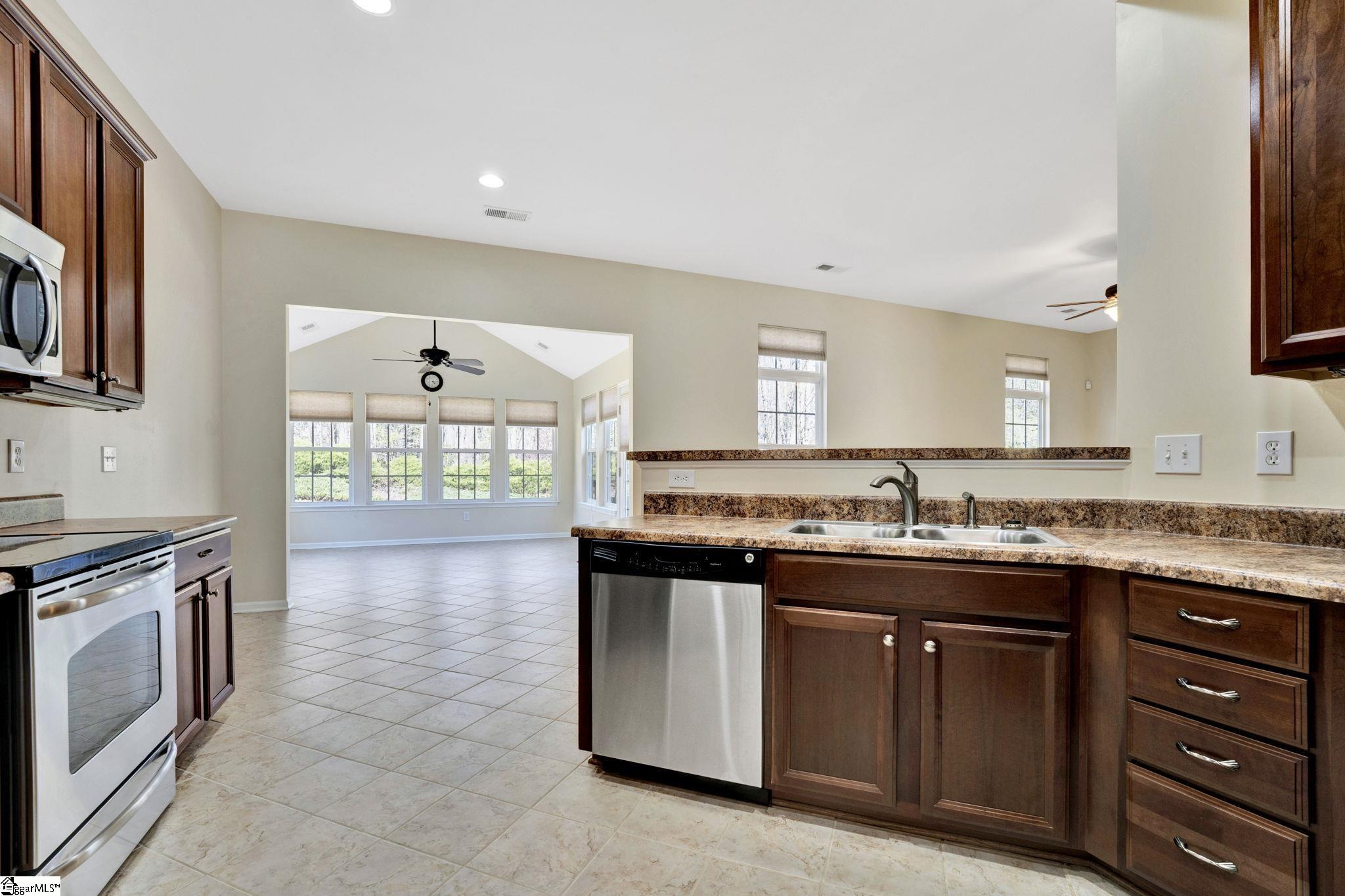 377 Amberleaf Way Simpsonville, SC 29681 - Photo 5 of 34 Gallery Image 5