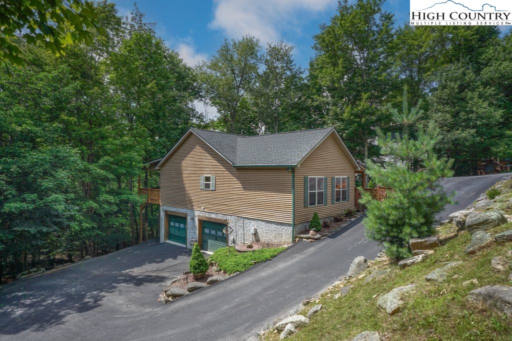 106 Hawthorne Road Beech Mountain, NC 28604 - Photo 2 of 30