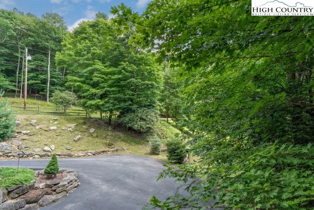 $645,000 | 106 Hawthorne Road, Beech Mountain, NC 28604