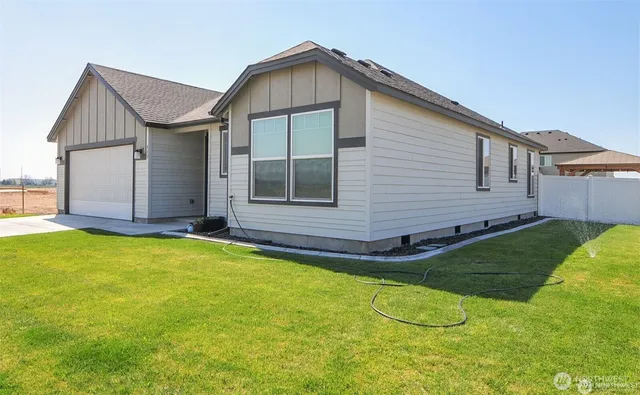 a view of a house with backyard