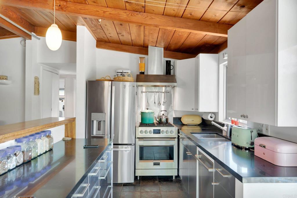 1004 Nardo Road Encinitas, CA 92024 - Photo 17 of 55