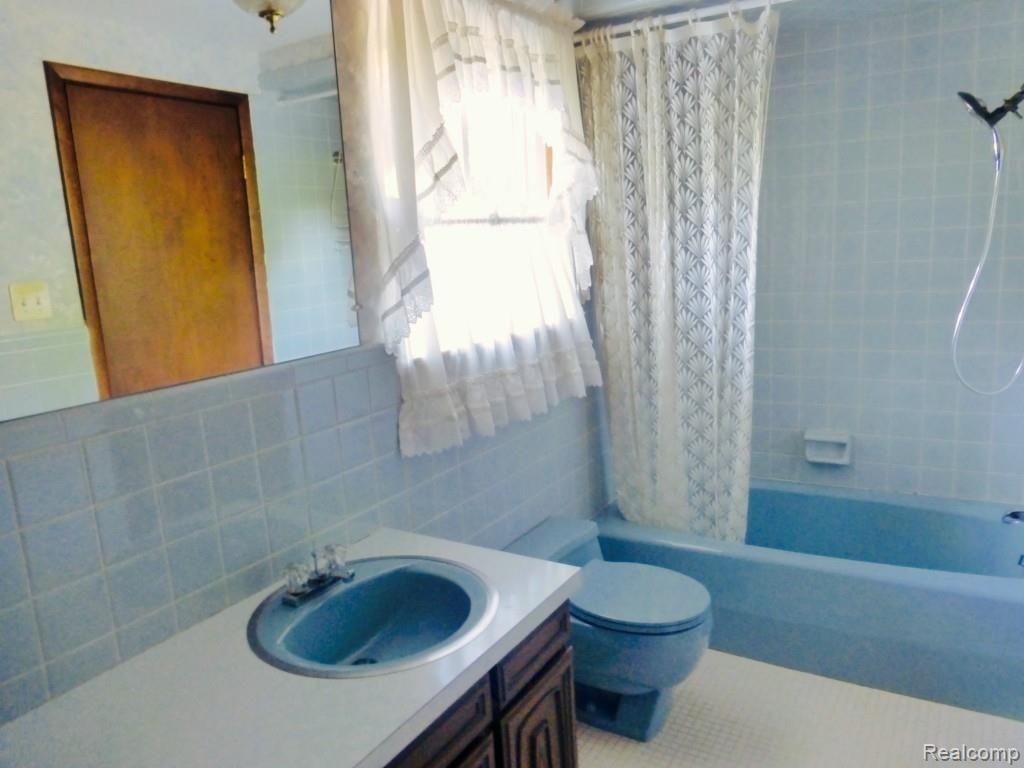 471 Lexington Road Grosse Pointe, MI 48236 - Photo 20 of 29 P1030348.jpg