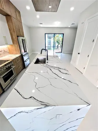 a picture of a livingroom with furniture