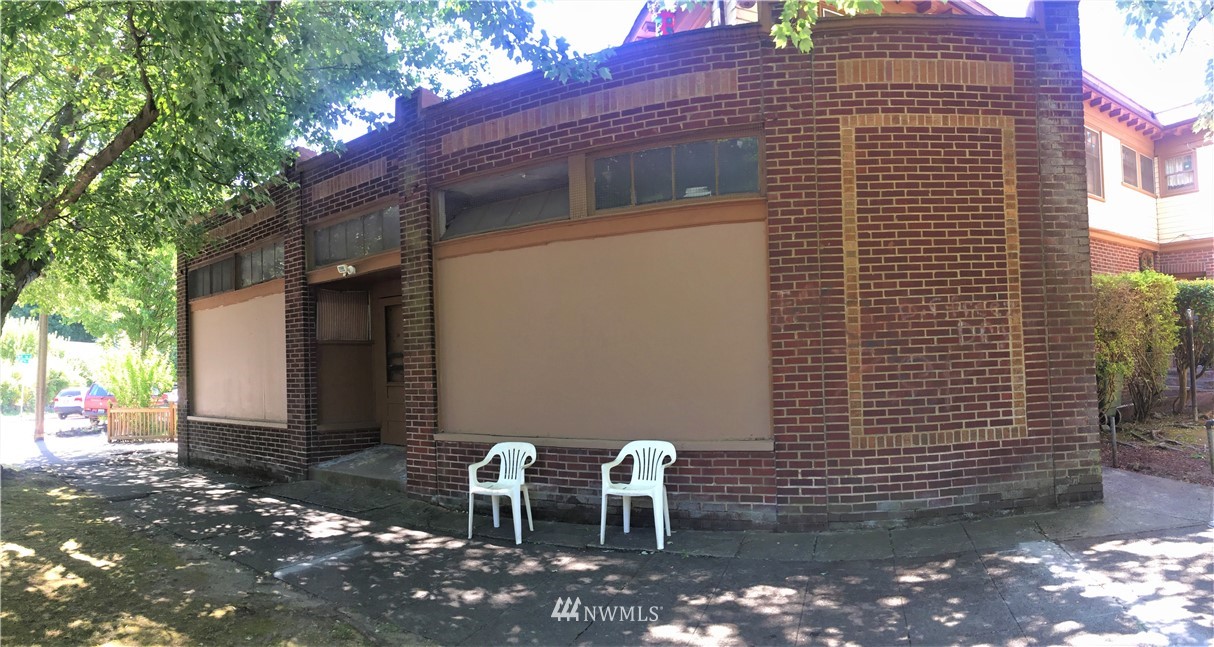 3301 York Road South Seattle, WA 98144 - Photo 11 of 21 a backyard of a house with table and chairs