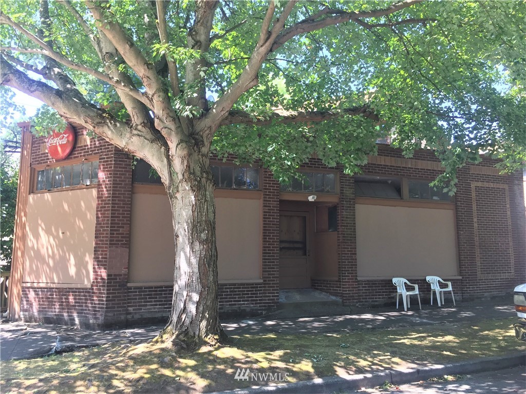3301 York Road South Seattle, WA 98144 - Photo 10 of 21 a front view of a house with a tree