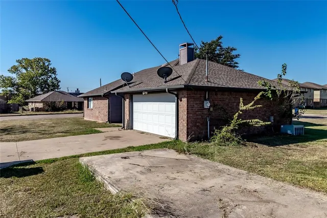 $220,000 | 308 Bear Creek Drive, Ferris, TX 75125