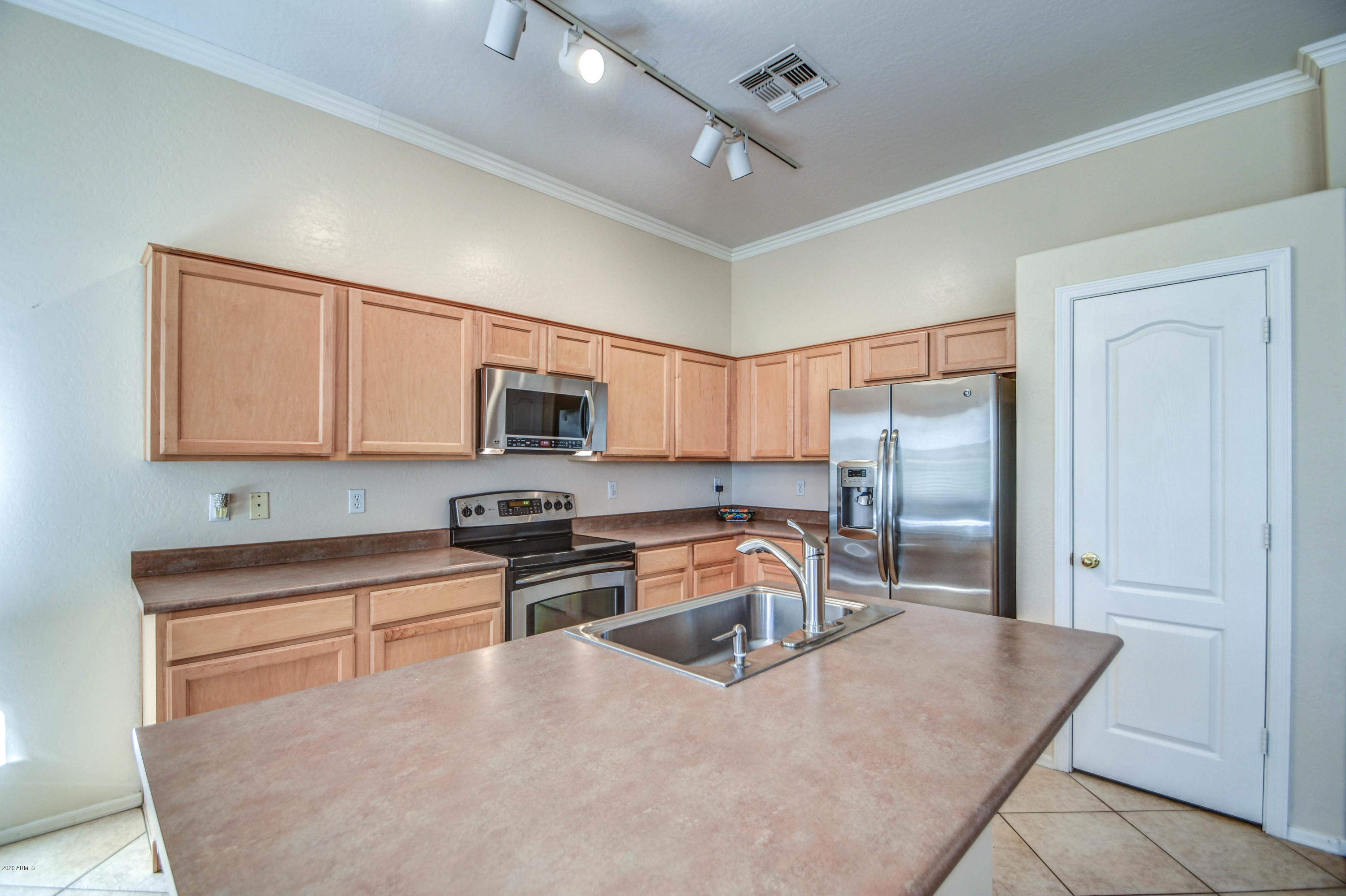 2985 East Harwell Road Gilbert, AZ 85234 - Photo 18 of 44 KITCHEN 4
