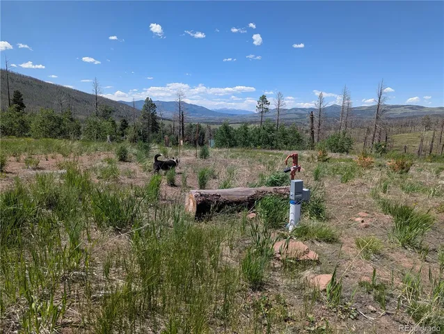 a view of a chairs in backyard of a building