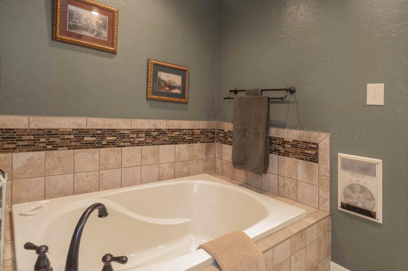 400 Lantana Road Amarillo, TX 79124 - Photo 19 of 43 Master Soaker Tub
