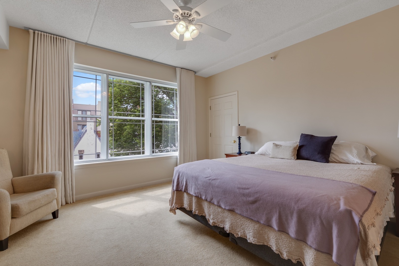 2935 Central Street, Unit 204 Evanston, IL 60201 - Photo 20 of 29 a bedroom with a bed and a large window