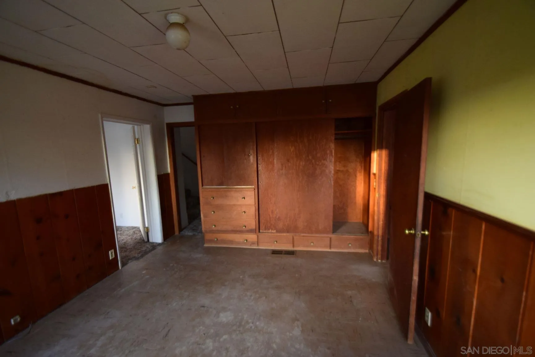 5557 Rainbow Creek Road Fallbrook, CA 92028 - Photo 14 of 24 an empty room with closet
