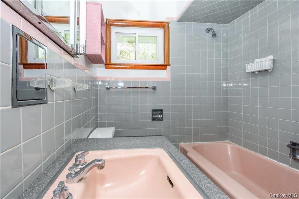 26 Montrose Point Road Montrose, NY 10548 - Photo 14 of 20 a bathroom with a bathtub