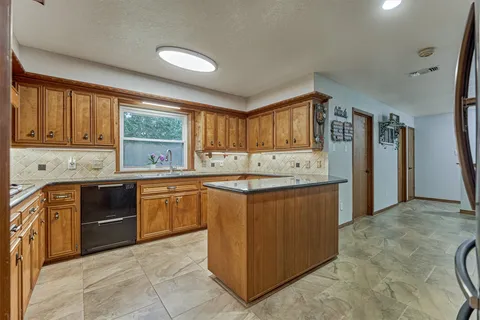 $447,000 | 660 Hillcrest Drive, Huntsville, TX 77340