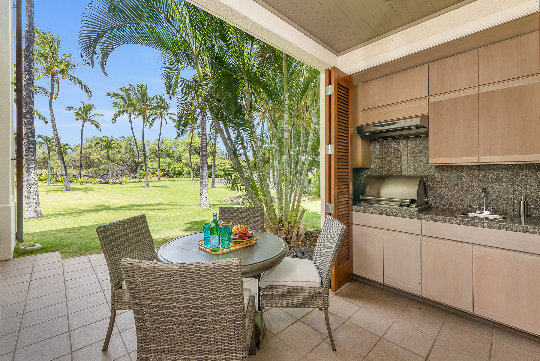 68-1375 Pauoa Road, Unit D3 Kamuela, HI 96743 - Photo 11 of 30 a kitchen with a table and chairs