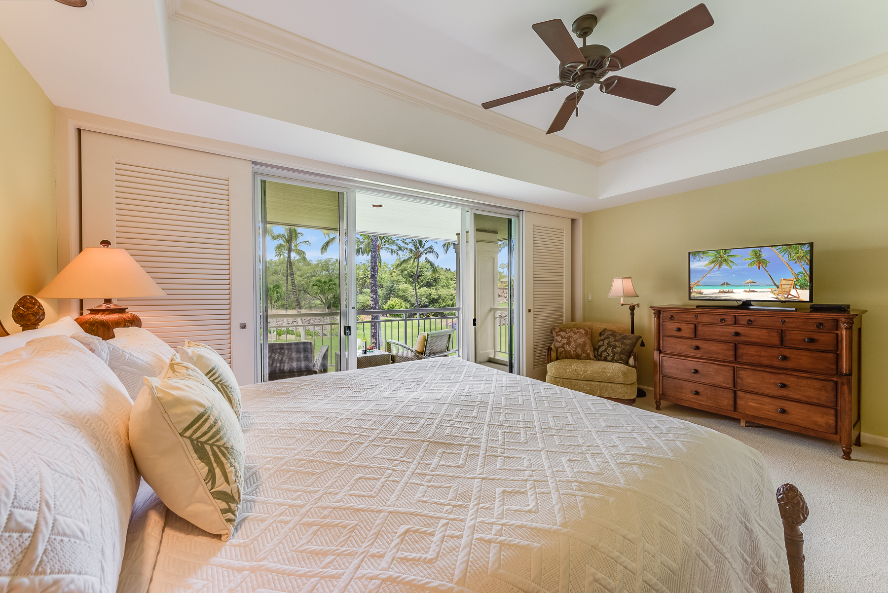 68-1375 Pauoa Road, Unit D3 Kamuela, HI 96743 - Photo 21 of 30 a bedroom with a bed and a dresser
