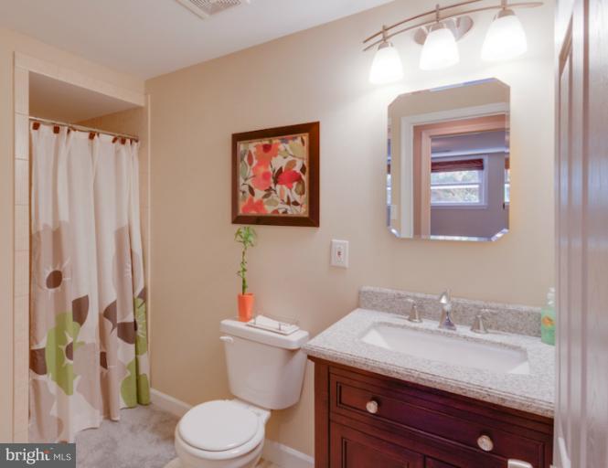 122 West Church Road Sterling, VA 20164 - Photo 2 of 18 Bath