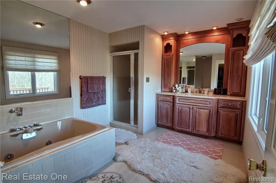 3362 Greenspring Lane Rochester, MI 48309 - Photo 23 of 40 Master Bathroom.jpg