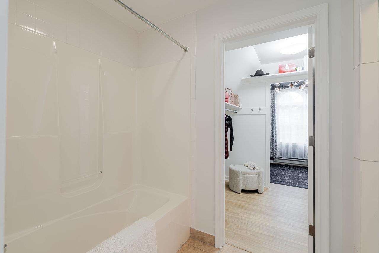 1271 King Edwards Way Harrisonburg, VA 22801 - Photo 45 of 75 a bathroom with a bathtub