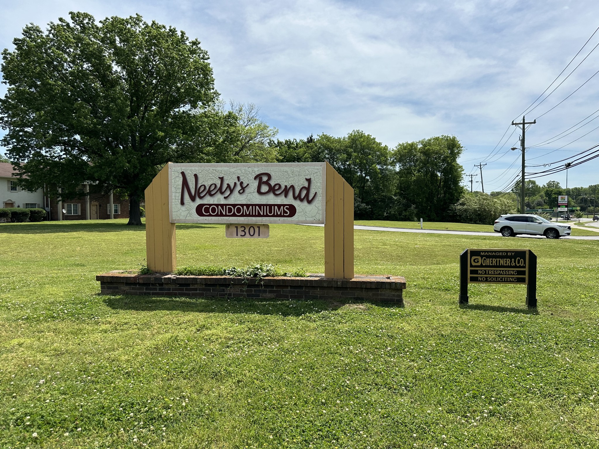 a view of a park with welcome board