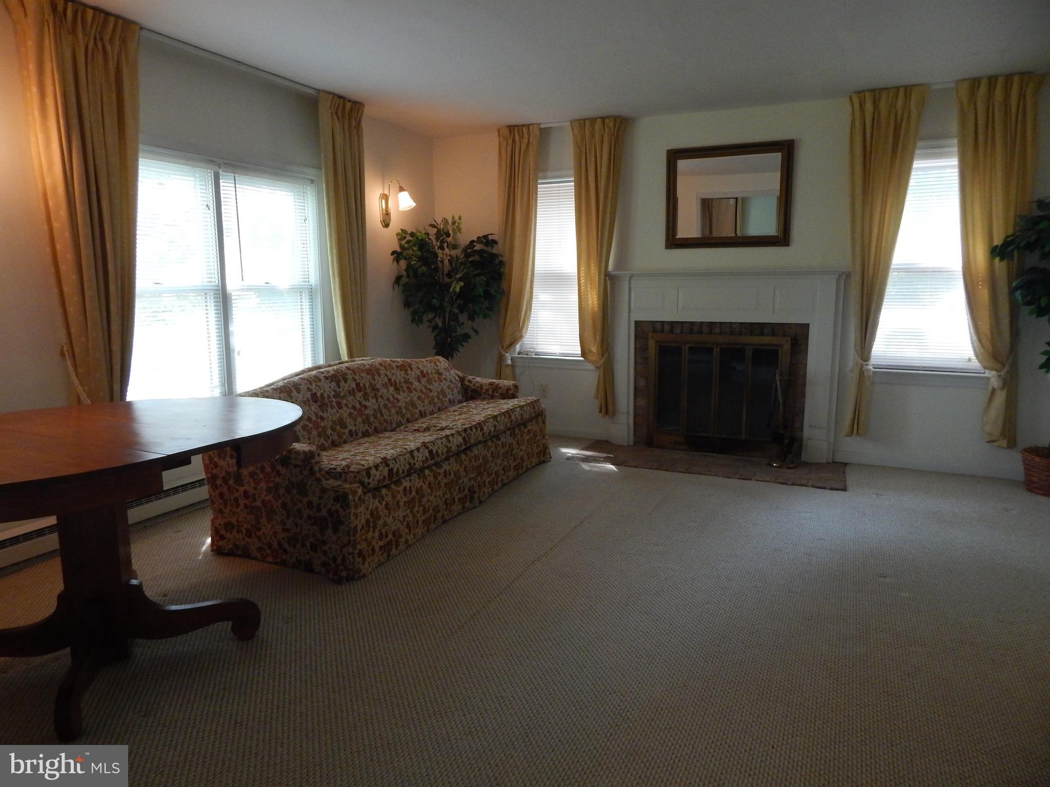7701 Old Receiver Road Frederick, MD 21702 - Photo 16 of 41 Living Room