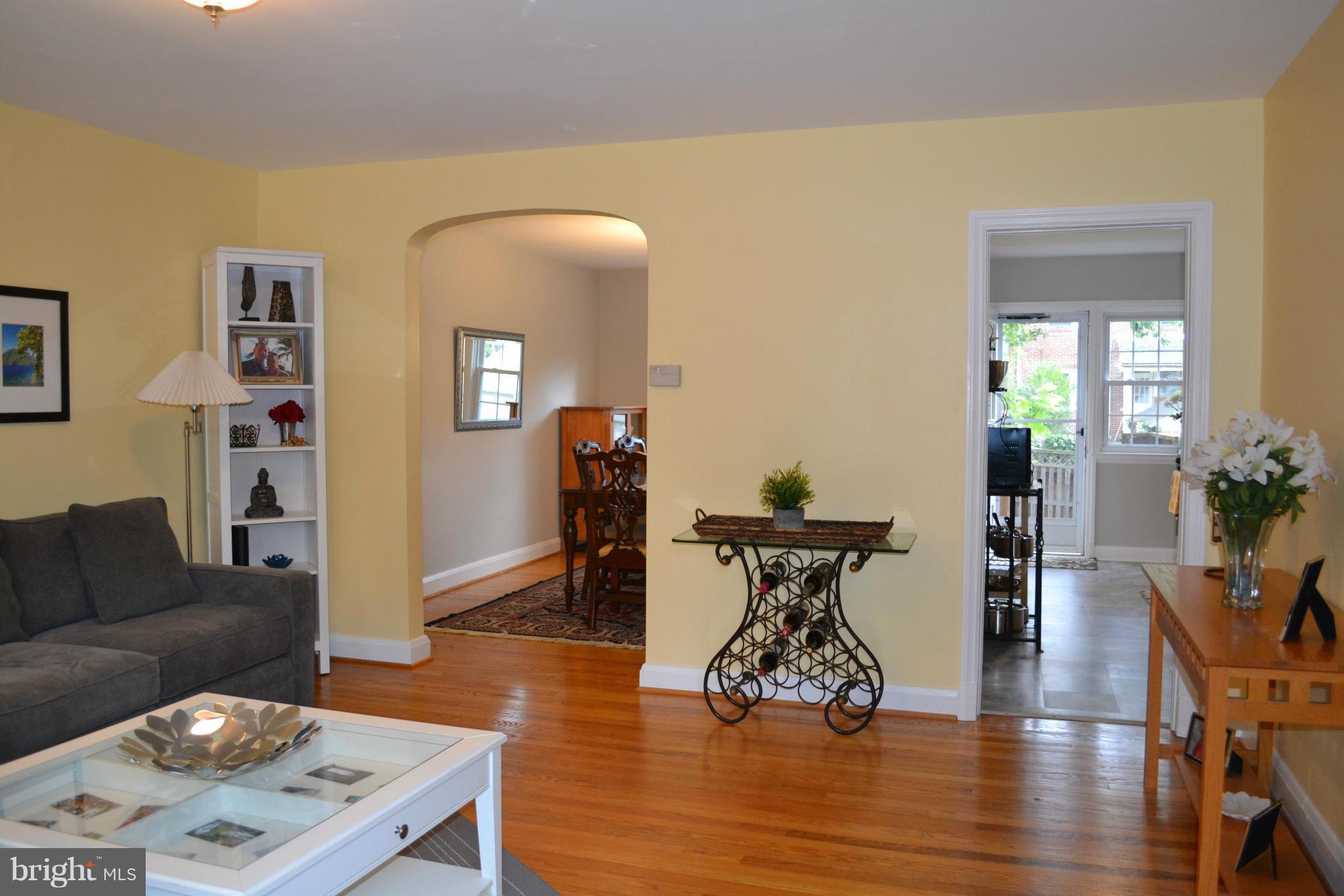204 Overbrook Road Baltimore, MD 21212 - Photo 2 of 28 Living Room