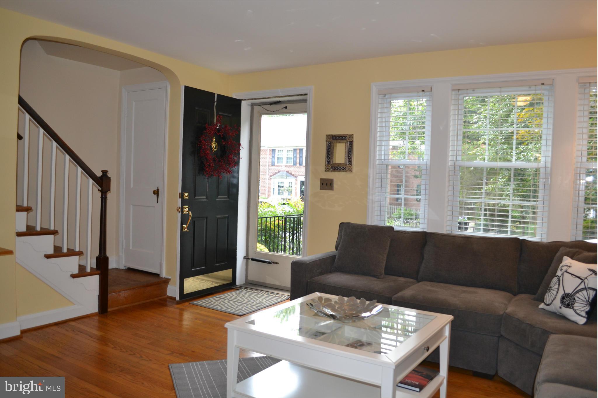 204 Overbrook Road Baltimore, MD 21212 - Photo 6 of 28 Living Room