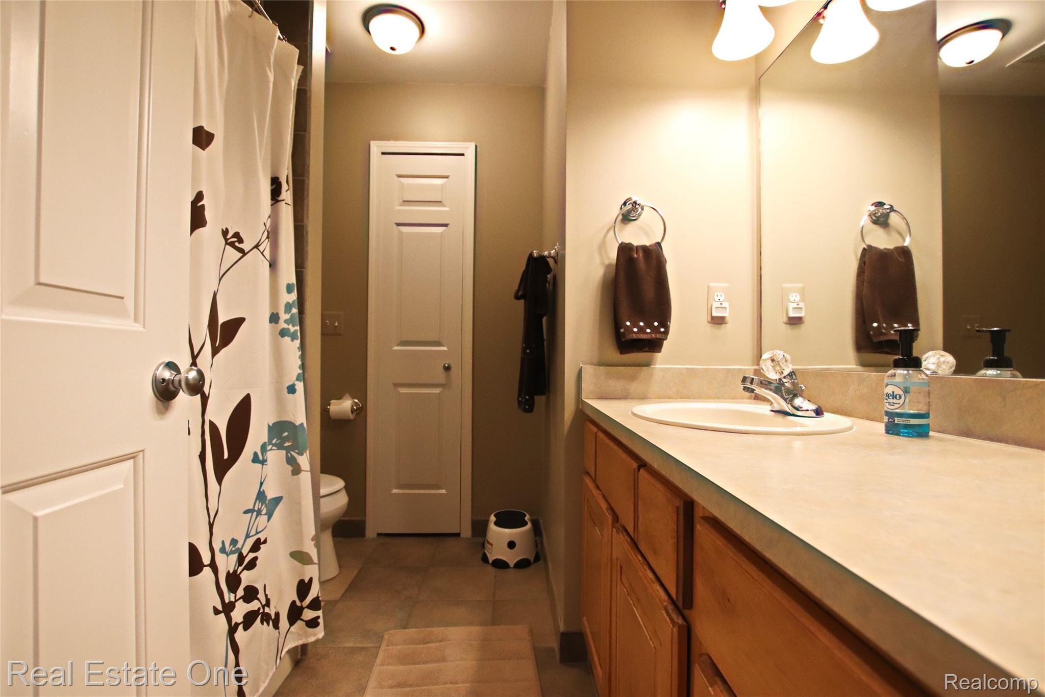 1272 Welland Drive Rochester, MI 48306 - Photo 38 of 53 Upstairs full bath