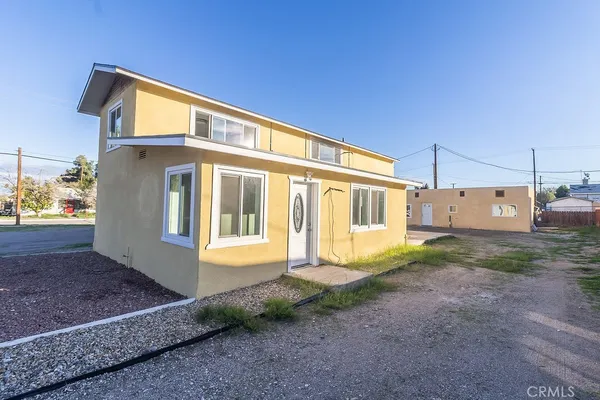 a view of a house with backyard and barbeque